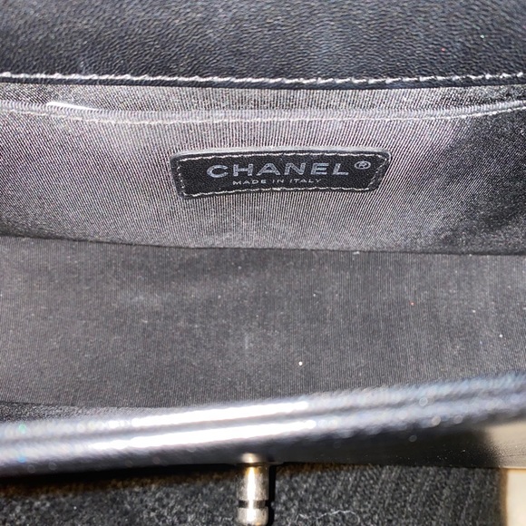 (SOLD) Chanel boy medium black lambskin - Picture 5 of 10